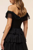 Chiffon sort lagdelt off the shoulder gallakjole med slids