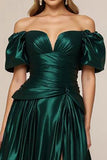 Off the Shoulder Mørkegrøn En linje Tiered Satin Prom Kjole