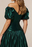 Off the Shoulder Mørkegrøn En linje Tiered Satin Prom Kjole