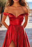 Off the Shoulder A Line plisseret rød satin gallakjole med slids