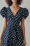 En linje V-hals Navy Hvid Polka Dots Kjole med pufærmer