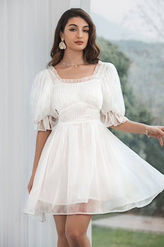 Tyl plisseret lille hvid kjole med snørebånd tilbage