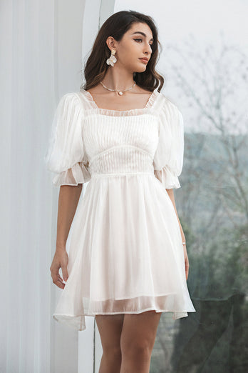 Tyl plisseret lille hvid kjole med snørebånd tilbage