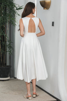 En linje V hals ærmeløs lille hvid kjole med hul ryg