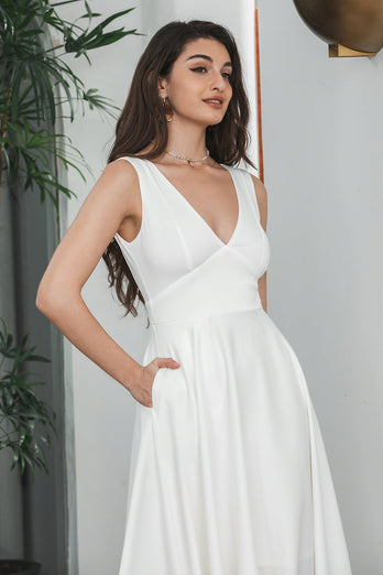 En linje V hals ærmeløs lille hvid kjole med hul ryg