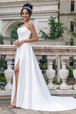 Elegant hvid A Line Stropløs plisseret fejetog korset brudekjole med slids