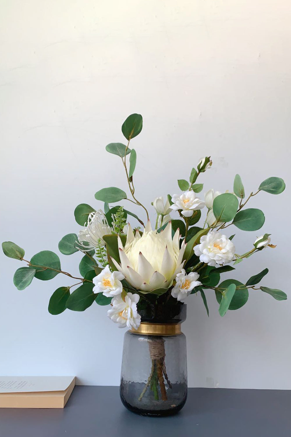 Mori hvid håndholdende blomsterbuket