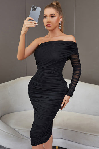 En skulder lille sort kjole med flæser