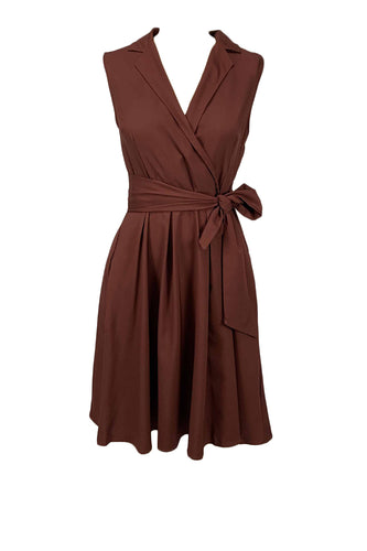 V-hals ærmeløs brun kjole fra 1950'erne
