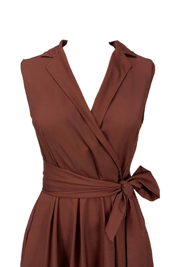 V-hals ærmeløs brun kjole fra 1950'erne