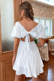 Hvid firkantet hals mini graduacion kjole med korte ærmer
