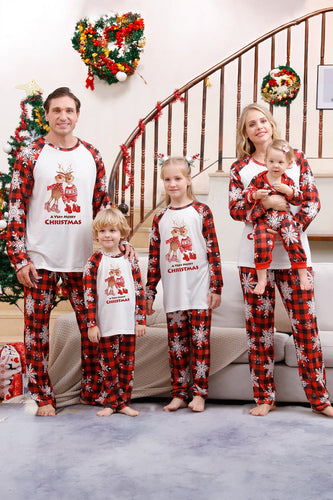 Plaid matchende familiejulepyjamas med snefnug