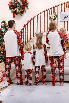 Plaid matchende familiejulepyjamas med snefnug