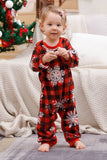 Plaid matchende familiejulepyjamas med snefnug