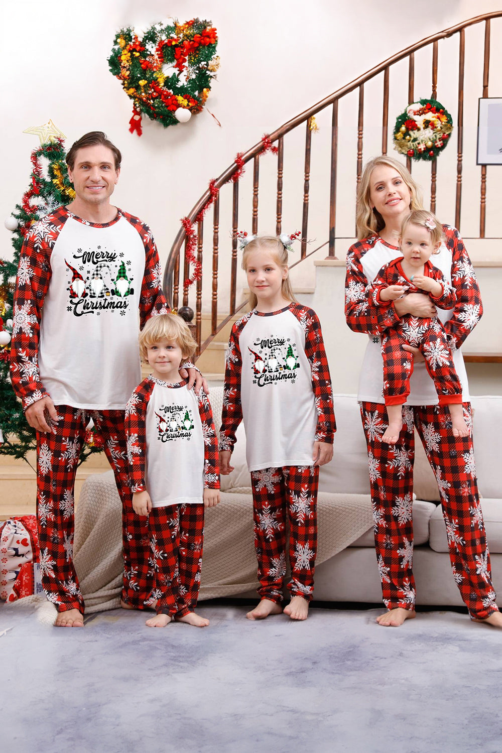 Rød Plaid matchende familiejulepyjamas med snefnug
