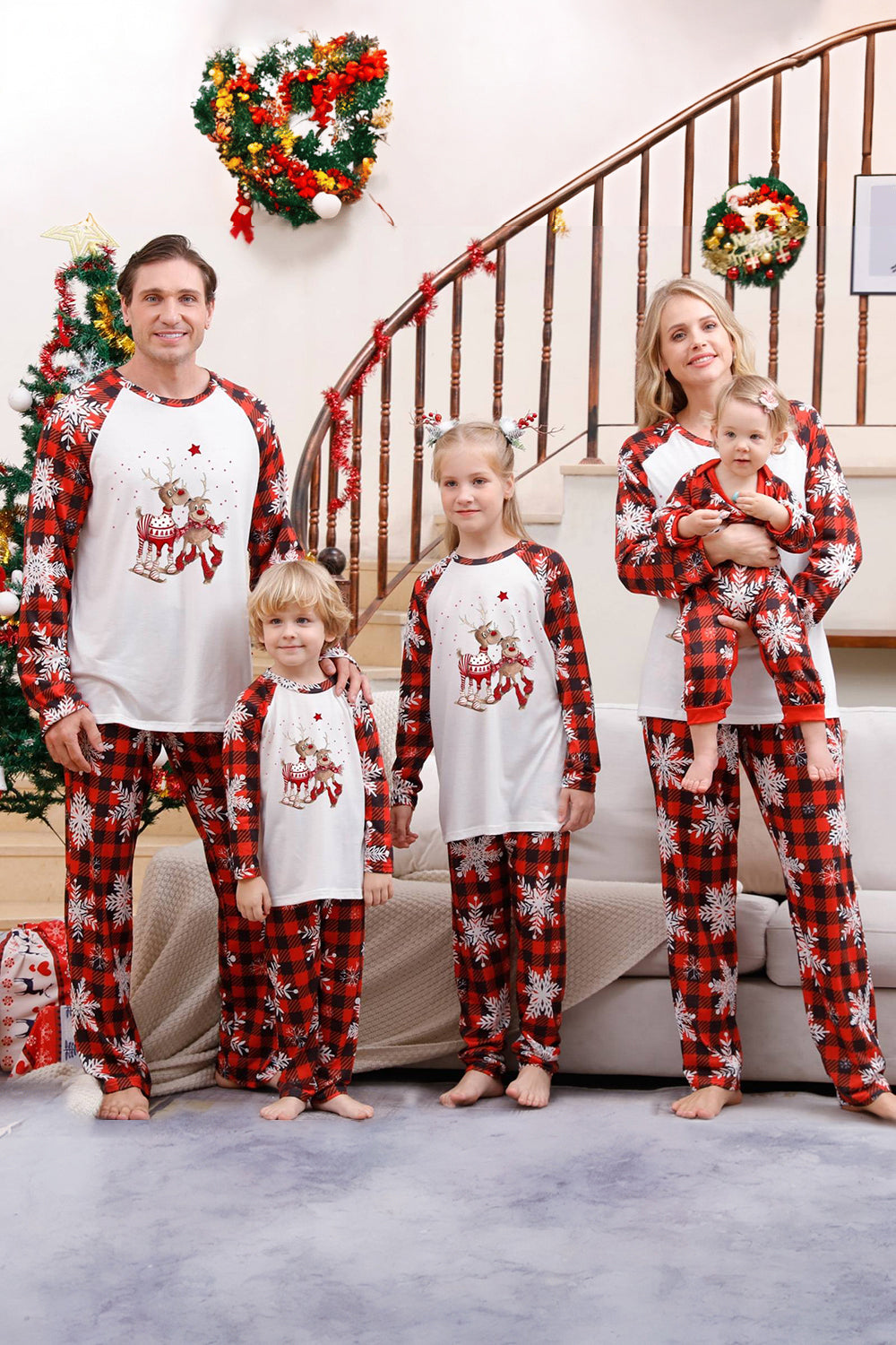 Rød Plaid matchende familiejulepyjamas med snefnug