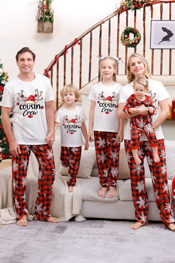 Familie matchende julepyjamas med rød plaid