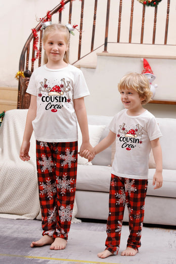 Familie matchende julepyjamas med rød plaid