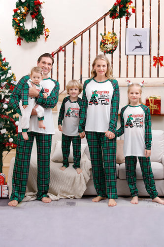 Grøn familie matchende julepyjamas med hund