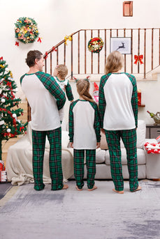Grøn familie matchende julepyjamas med hund