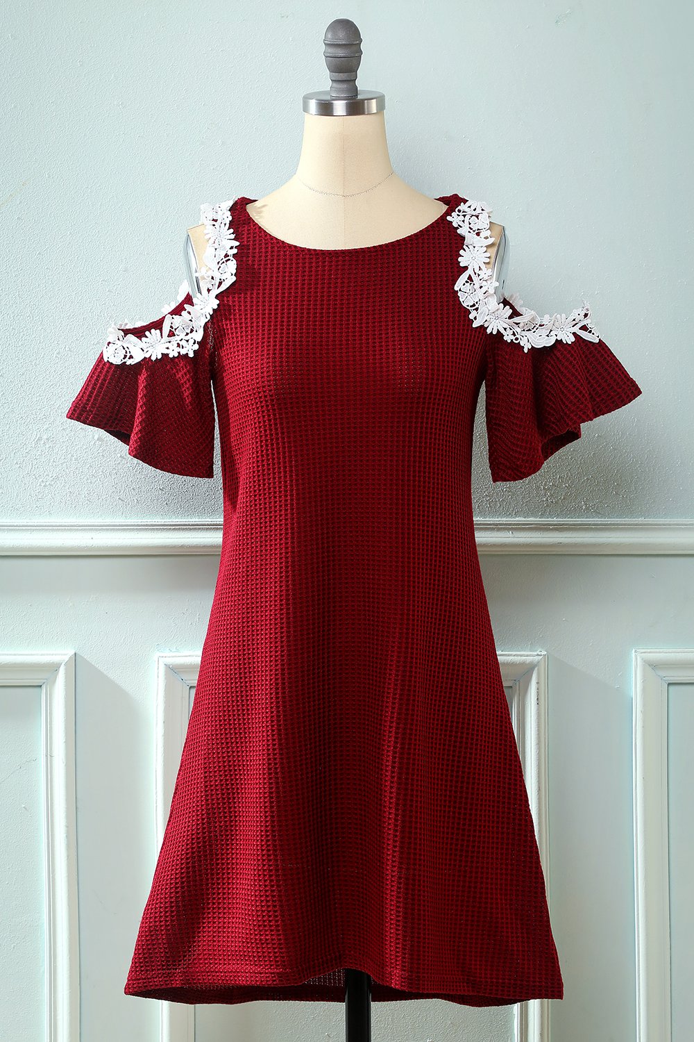 Mørk rød fra skulderen strikket kjole med applikationer