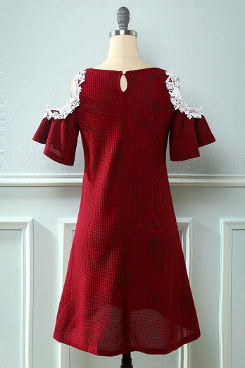 Mørk rød fra skulderen strikket kjole med applikationer