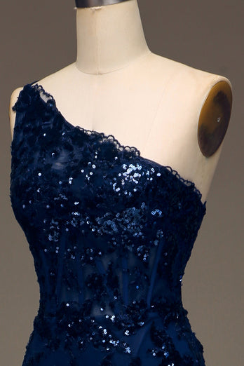 Glimrende mørk marineblå Lang gallakjole med en skulder blonder i lag med slids